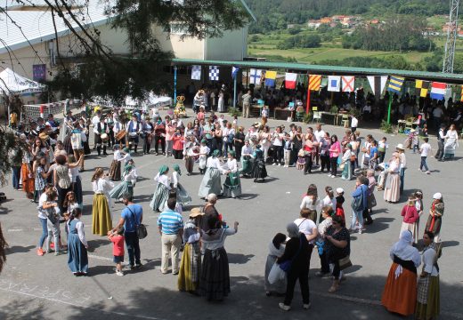 Centos de veciños e veciñas participan no II Mercado Tradicional do CPI Cernadas de Castro de Lousame